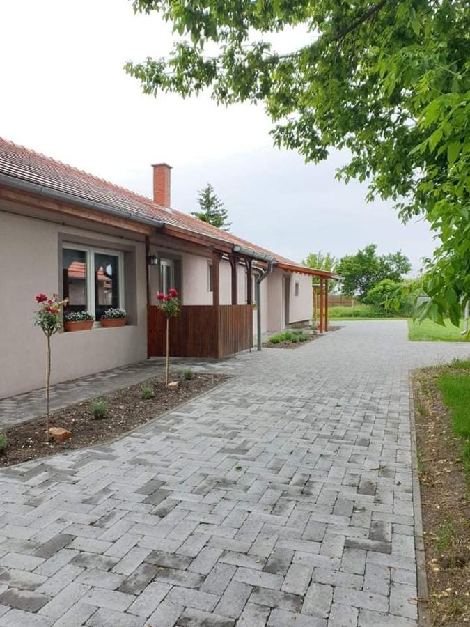 Kajari Apartmanhaz Balatonfőkajár Buitenkant foto