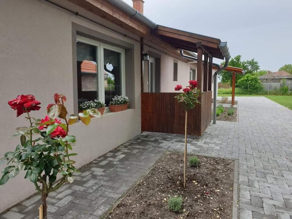 Kajari Apartmanhaz Balatonfőkajár Buitenkant foto