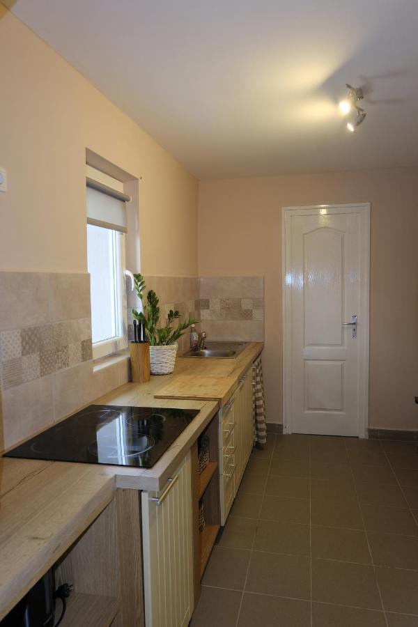 Kajari Apartmanhaz Balatonfőkajár Buitenkant foto